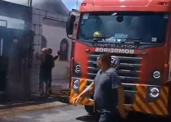 Vídeo casa pega fogo no bairro Zumbi em Manaus