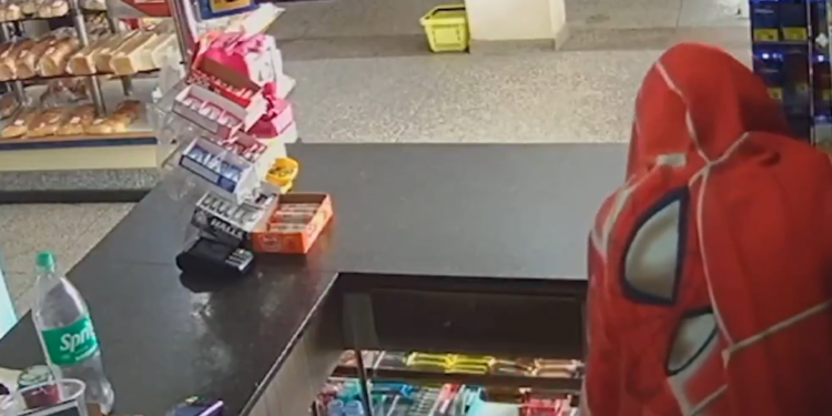 Vídeo dupla com peixeira e toalha do homem-aranha assaltam padaria
