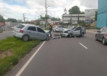 Vídeos colisão entre dois veículos congestiona avenida Max Teixeira em Manaus