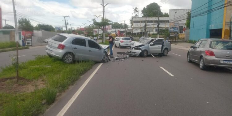 Vídeos colisão entre dois veículos congestiona avenida Max Teixeira em Manaus