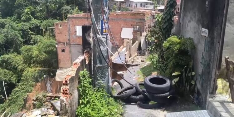 Vídeo: mais duas casas desabam no Mauazinho e moradores denunciam abandono do poder público