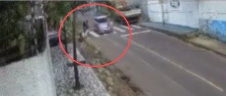 Idosa é atropelada após atravessar faixa de pedestres na zona Centro-Oeste de Manaus (Foto: Reprodução/ redes sociais)