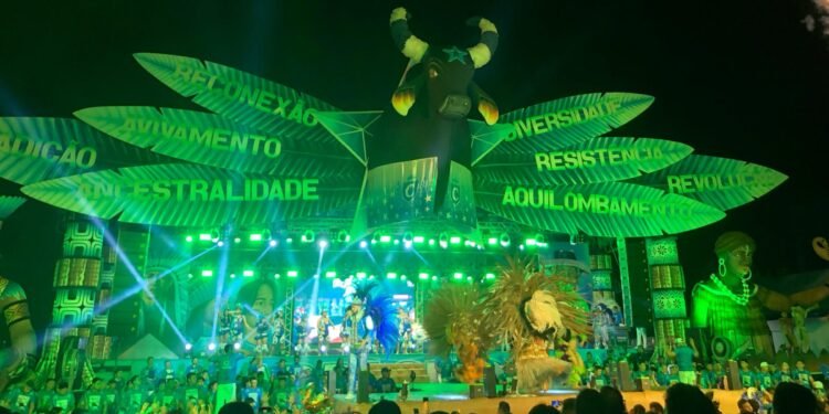 'É Tempo de Retomada’: Caprichoso lança álbum 2025 no Curral Zeca Xibelão com milhares de torcedores azulados - (Foto: Júnior Almeida/ Rios de Notícias)