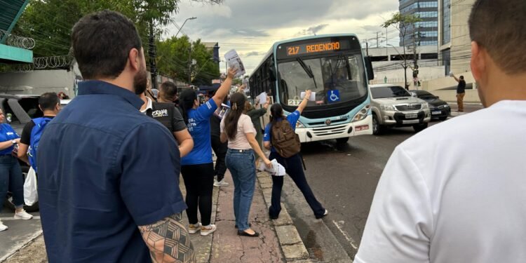 Protestos contra o aumento da passagem de ônibus acontecem em Manaus
