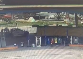 reescreva essa matéria: Uma carreta carregada de alumínio tombou na manhã desta segunda-feira (28), na rotatória da Gillette, na Avenida Abiurana, bairro Distrito Industrial, na zona sul de Manaus. Conforme imagens de câmeras de vigilância, é possível ver que que o veículo não estava em alta velocidade, porém ainda assim, após realizar a curva, a carga se solta e cai na via. O acidente aconteceu no momento em que os agentes do  Instituto Municipal de Mobilidade Urbana (IMMU) fiscalizavam os veículos pesados no local. Segundo testemunhas, o motorista da carreta perdeu o controle do veículo e tombou na via. O acidente foi registrado por câmeras de vigilância do local. Não há registro de feridos apenas danos materiais. Por conta do acidente, o trânsito ficou congestionado no local.