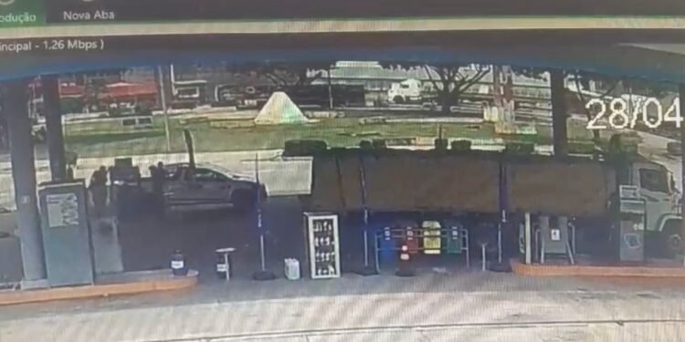 reescreva essa matéria: Uma carreta carregada de alumínio tombou na manhã desta segunda-feira (28), na rotatória da Gillette, na Avenida Abiurana, bairro Distrito Industrial, na zona sul de Manaus. Conforme imagens de câmeras de vigilância, é possível ver que que o veículo não estava em alta velocidade, porém ainda assim, após realizar a curva, a carga se solta e cai na via. O acidente aconteceu no momento em que os agentes do  Instituto Municipal de Mobilidade Urbana (IMMU) fiscalizavam os veículos pesados no local. Segundo testemunhas, o motorista da carreta perdeu o controle do veículo e tombou na via. O acidente foi registrado por câmeras de vigilância do local. Não há registro de feridos apenas danos materiais. Por conta do acidente, o trânsito ficou congestionado no local.