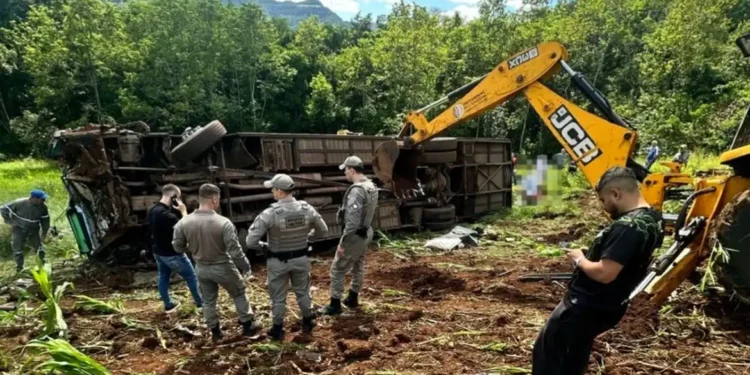 Ônibus com estudantes da cai em ribanceira e deixa sete mortos no RS