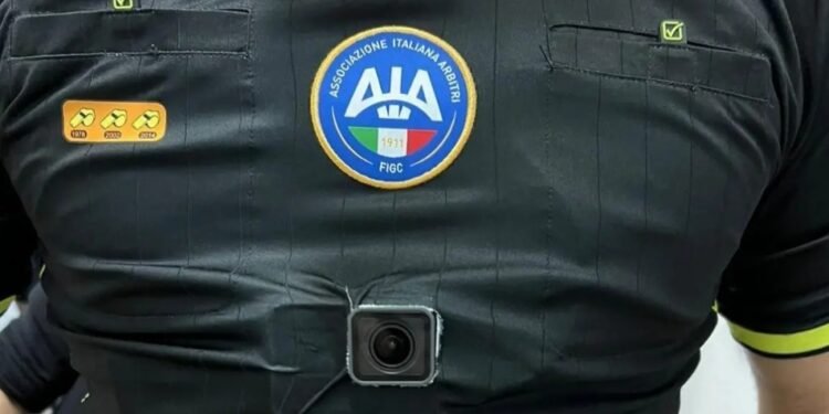 Câmeras corporais em árbitros (Foto: Divugação/Fifa)