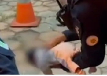 A bebê foi resgatada pela polícia (Foto: Reprodução/Internet)