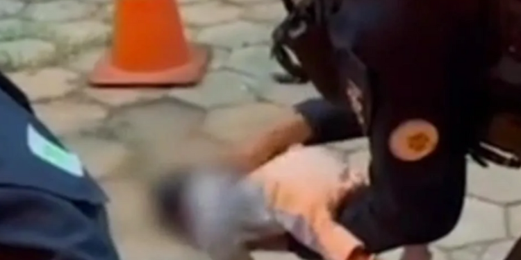 A bebê foi resgatada pela polícia (Foto: Reprodução/Internet)