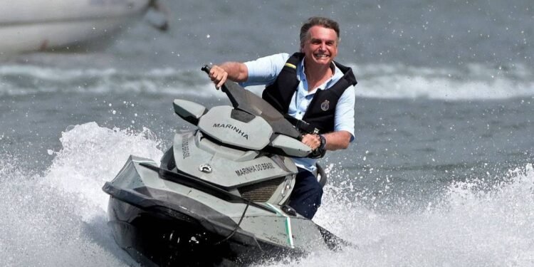 MPF arquiva investigação contra Bolsonaro sobre importunação de baleia