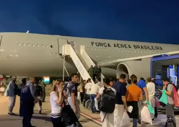 Avião com 96 brasileiros deportados dos EUA chega ao Brasil