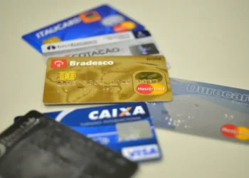 Taxas médias cobradas pelos bancos sobem para família e empresas