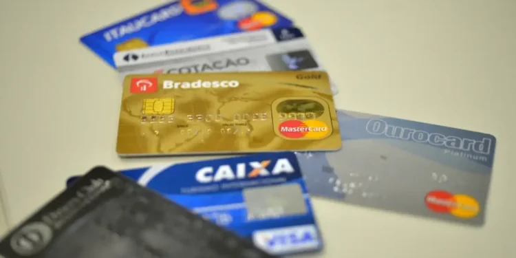 Taxas médias cobradas pelos bancos sobem para família e empresas