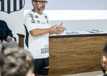 Ex-auxiliar de Tite, Cleber Xavier debuta como técnico no Santos
