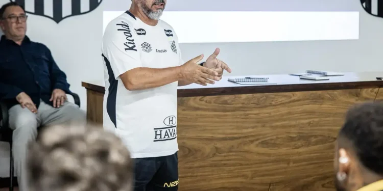 Ex-auxiliar de Tite, Cleber Xavier debuta como técnico no Santos