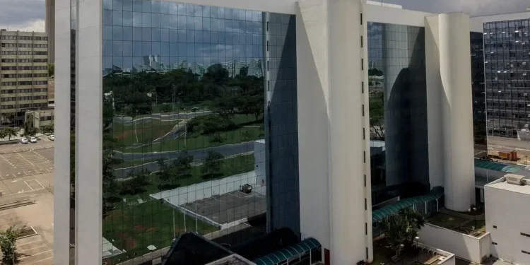 Governo antecipa 13º de aposentados do INSS para abril e maio