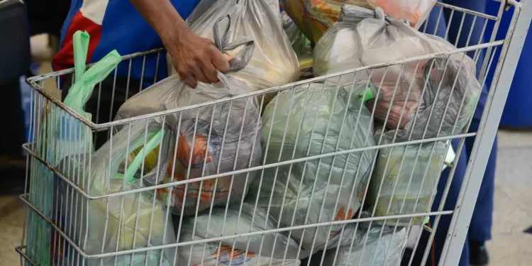 Custo da cesta básica sobe em 14 capitais brasileiras em março