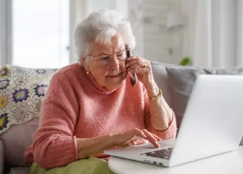 Dificuldade em acessar serviço digital torna idoso vulnerável a golpes