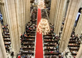 Fiéis lotam Catedral da Sé em missa para homenagear papa Francisco