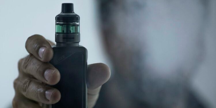 Plataformas devem remover propagandas de cigarros eletrônicos