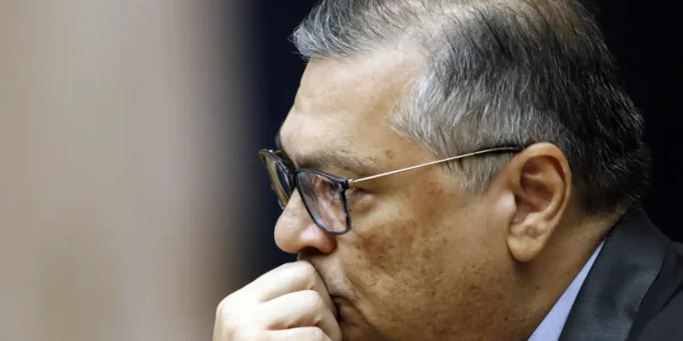 Dino suspende emendas para universidades e fundações de oito estados