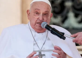 Papa Francisco faz primeira aparição pública e comove fiéis no Vaticano