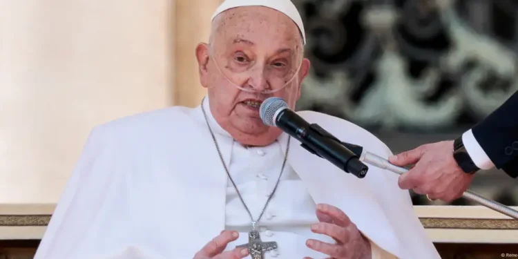 Papa Francisco faz primeira aparição pública e comove fiéis no Vaticano