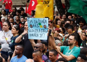 Redução da jornada de trabalho: 65% dos brasileiros apoiam a mudança