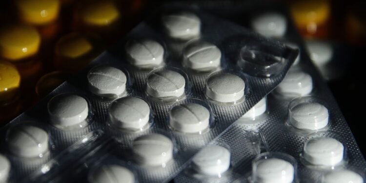 Juiz suspende norma que autoriza farmacêuticos a prescreverem remédios