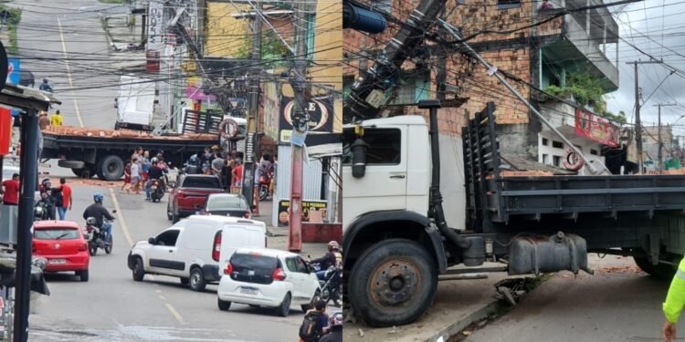 Caminhão perde controle e bate contra poste de luz e muro de residência na zona Centro-Sul de Manaus (Fotos: Reprodução/ redes sociais)