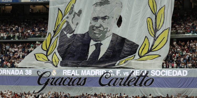 Bandeirão em homenagem a Carlo Ancelotti exibido pela torcida do Real Madrid - (Foto: Reprodução/ Isabel Infantes/Reuters)