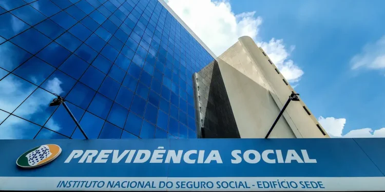 Lula coordena reunião sobre ressarcimento de aposentados do INSS