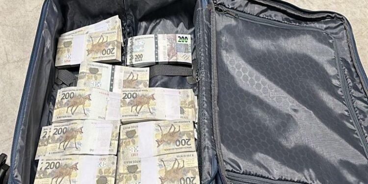 PF prende três empresários vindos de Manaus com mais de R$ 1,2 milhão em dinheiro no Aeroporto de Brasília