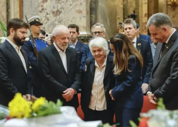 Milhares de uruguaios se despedem de Pepe Mujica em funeral
