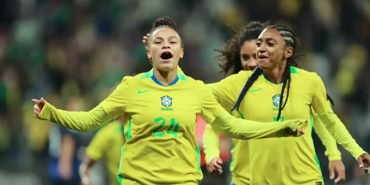 Dudinha brilha e seleção feminina derrota Japão