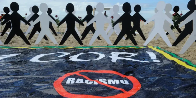 Torcedor chileno é preso após gestos racistas em jogo no Maracanã