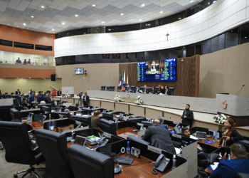 Sessão esvaziada? Inversão de pauta gera debate e acusações de ‘manobra’ para liberar vereadores na CMM