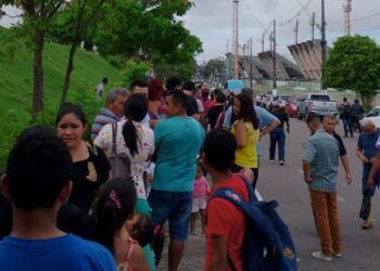 Pessoas aguardam atendimento em fila quilométrica (Foto: Erika Lima)