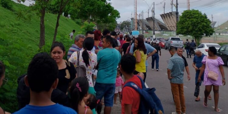 Pessoas aguardam atendimento em fila quilométrica (Foto: Erika Lima)
