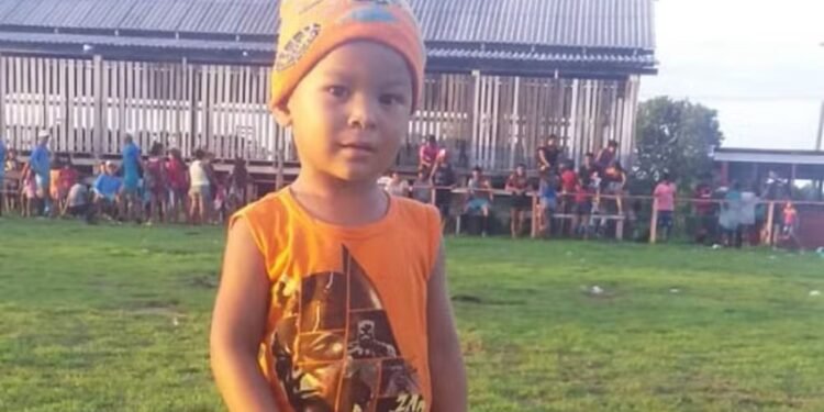Corpo de criança de 3 anos