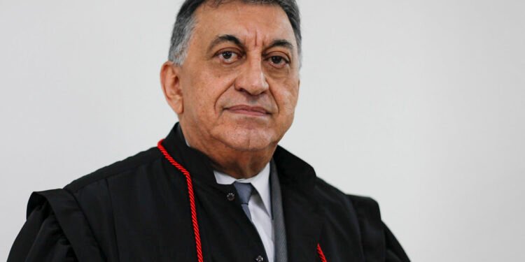 O desembargador Elci Simões estava afastado do cargo (Foto: Divulgação/TJAM)