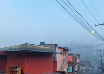A quarta-feira, 28, amanheceu com neblina em Manaus (Foto: Gabriel Lopes/Rios de Notícias)