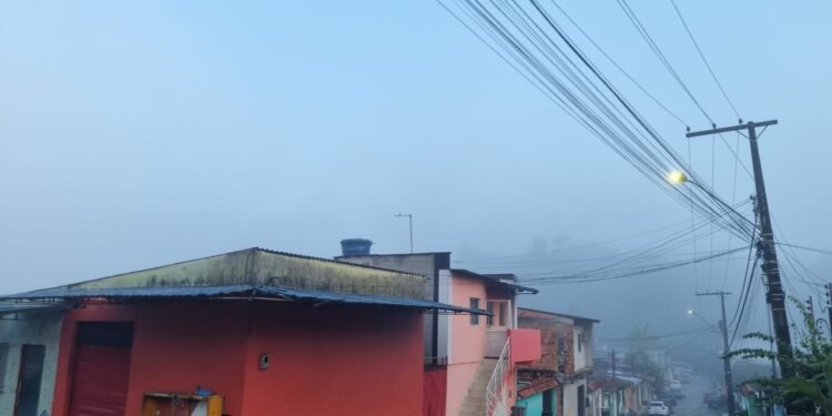 A quarta-feira, 28, amanheceu com neblina em Manaus (Foto: Gabriel Lopes/Rios de Notícias)