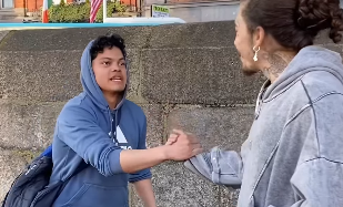 Fã manaura de Whindersson Nunes se emociona ao encontrar o humorista na Irlanda