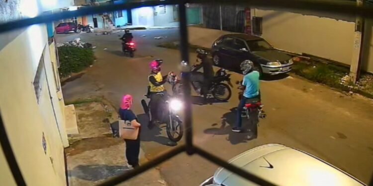 Grupo criminoso assalta mulher e motociclista de app