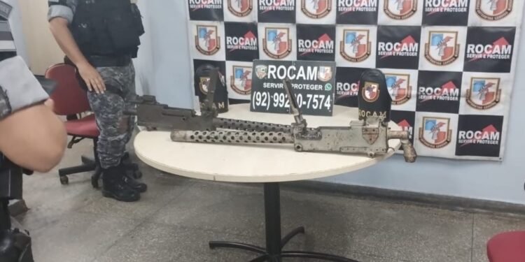 Homem é preso com dois armamentos de guerra