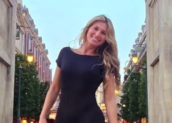 Livia Andrade - Avião