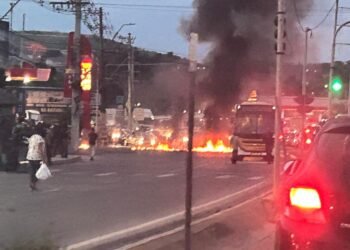 Manifestantes ateiam fogo em pneus contra mudanças nas linhas de ônibus