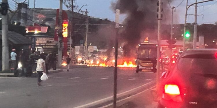 Manifestantes ateiam fogo em pneus contra mudanças nas linhas de ônibus